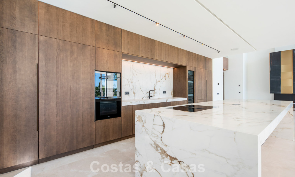 Nieuwe, moderne, architectonische villa met adembenemend zeezicht te koop op Marbella’s Golden Mile 799320