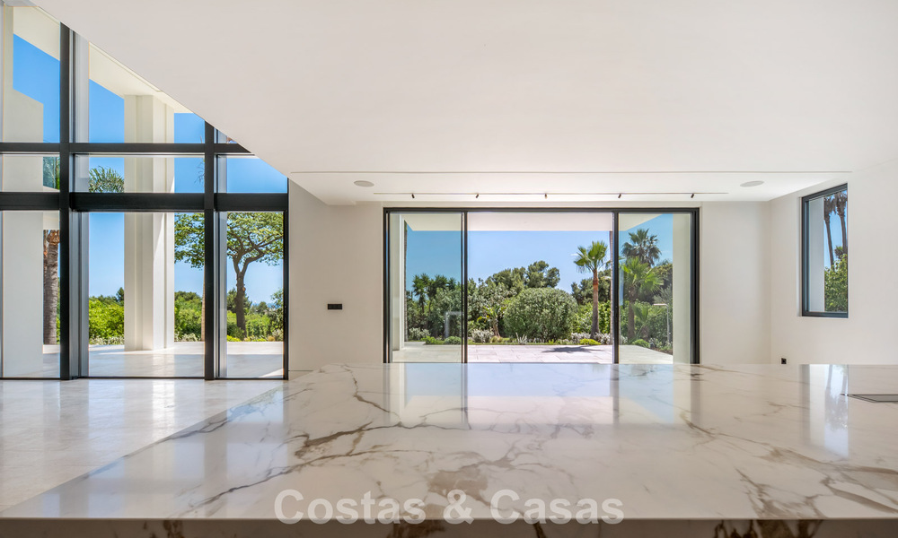 Nieuwe, moderne, architectonische villa met adembenemend zeezicht te koop op Marbella’s Golden Mile 799325