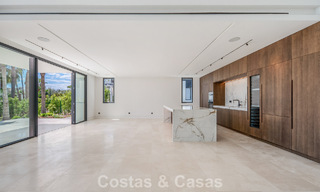 Nieuwe, moderne, architectonische villa met adembenemend zeezicht te koop op Marbella’s Golden Mile 799326 
