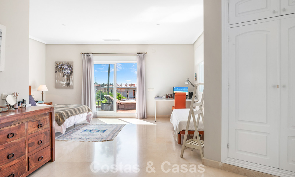 Tijdloze Spaanse luxevilla met grote tuin en zwembad te koop in de heuvels van Marbella - Benahavis 799379