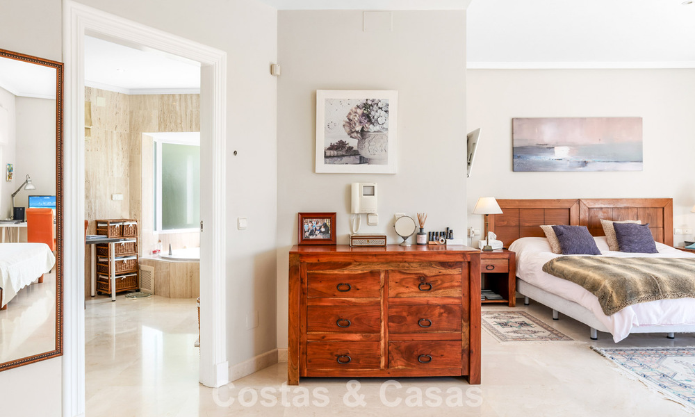 Tijdloze Spaanse luxevilla met grote tuin en zwembad te koop in de heuvels van Marbella - Benahavis 799380