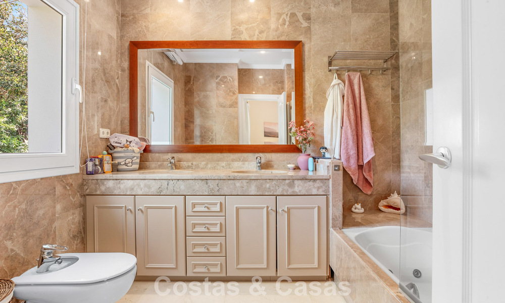 Tijdloze Spaanse luxevilla met grote tuin en zwembad te koop in de heuvels van Marbella - Benahavis 799386
