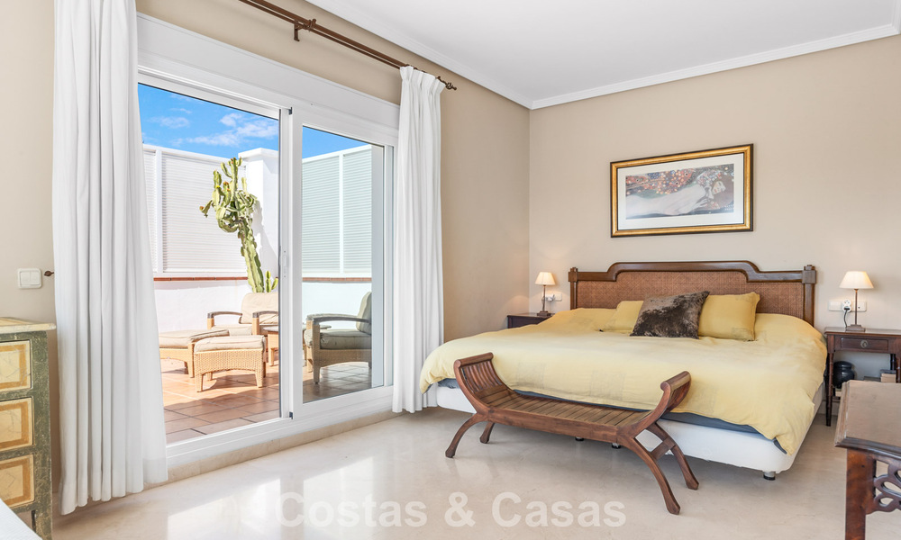 Tijdloze Spaanse luxevilla met grote tuin en zwembad te koop in de heuvels van Marbella - Benahavis 799388