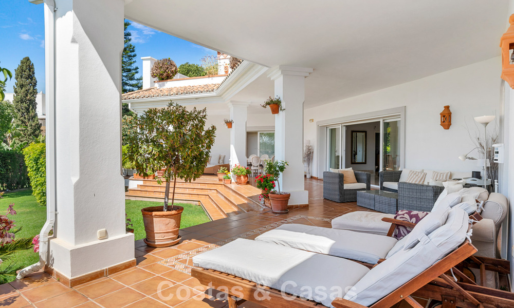 Tijdloze Spaanse luxevilla met grote tuin en zwembad te koop in de heuvels van Marbella - Benahavis 799395
