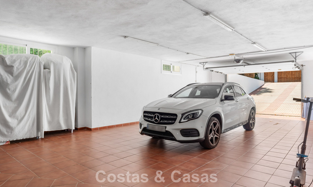 Tijdloze Spaanse luxevilla met grote tuin en zwembad te koop in de heuvels van Marbella - Benahavis 799408