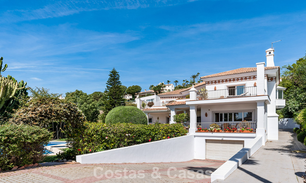 Tijdloze Spaanse luxevilla met grote tuin en zwembad te koop in de heuvels van Marbella - Benahavis 799417