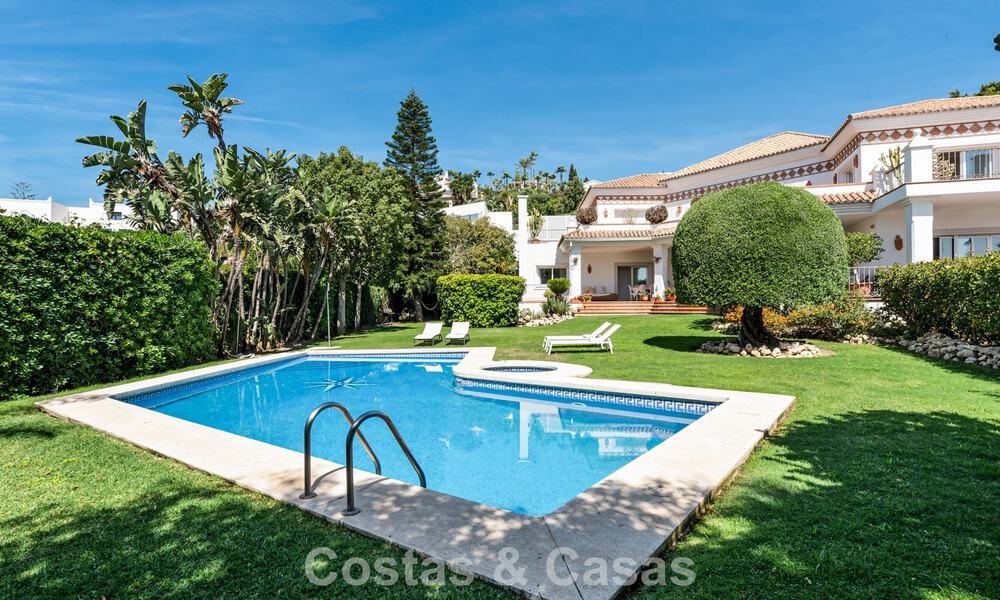Tijdloze Spaanse luxevilla met grote tuin en zwembad te koop in de heuvels van Marbella - Benahavis 799419