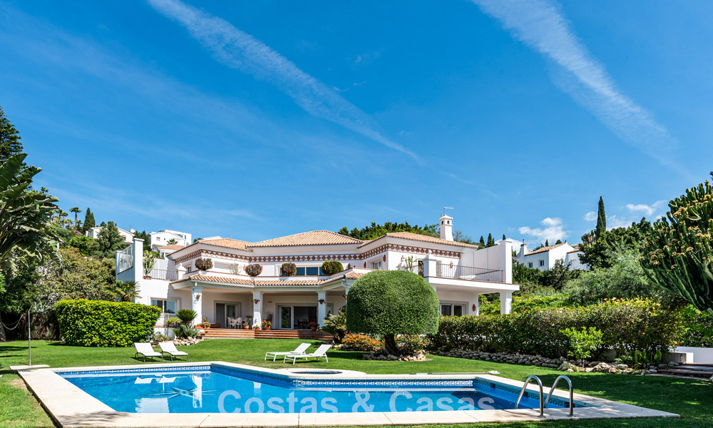 Tijdloze Spaanse luxevilla met grote tuin en zwembad te koop in de heuvels van Marbella - Benahavis 799420