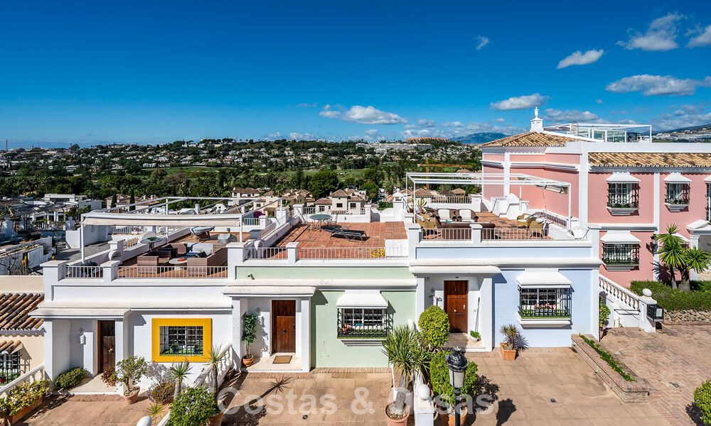 Prachtige rijwoning met panoramisch uitzicht te koop op loopafstand van talloze voorzieningen in Nueva Andalucia, Marbella 799494