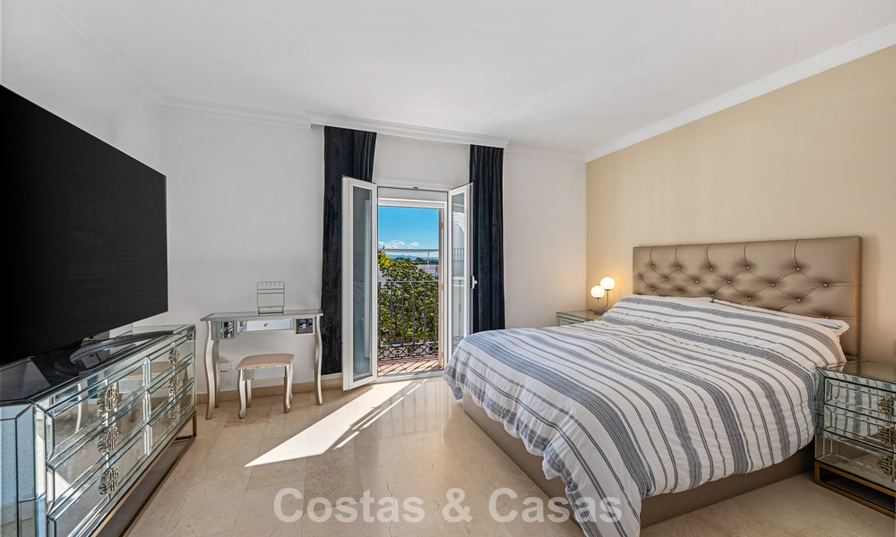 Prachtige rijwoning met panoramisch uitzicht te koop op loopafstand van talloze voorzieningen in Nueva Andalucia, Marbella 799499