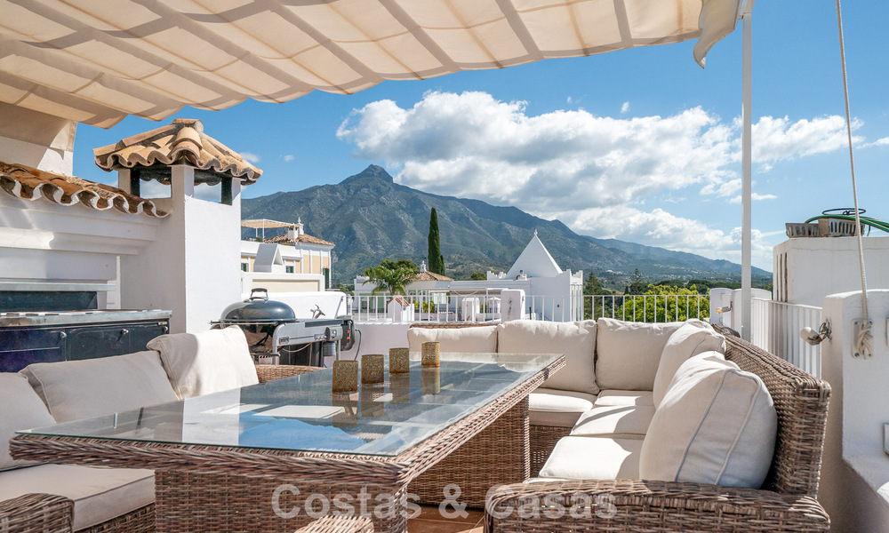 Prachtige rijwoning met panoramisch uitzicht te koop op loopafstand van talloze voorzieningen in Nueva Andalucia, Marbella 799508