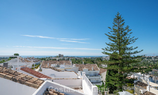 Prachtige rijwoning met panoramisch uitzicht te koop op loopafstand van talloze voorzieningen in Nueva Andalucia, Marbella 799509 