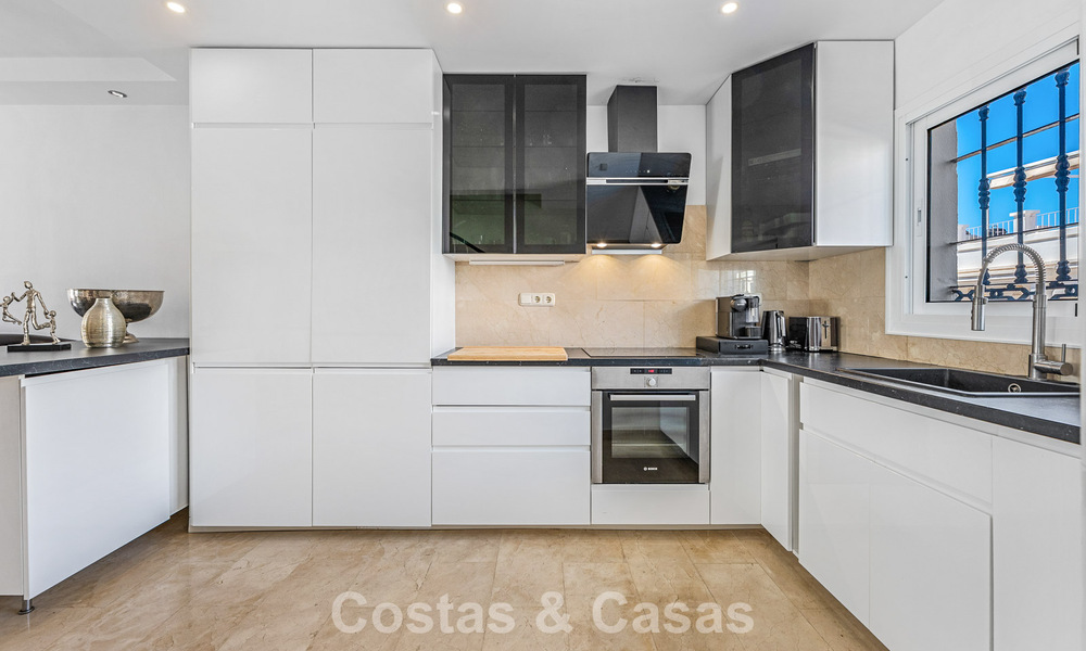Prachtige rijwoning met panoramisch uitzicht te koop op loopafstand van talloze voorzieningen in Nueva Andalucia, Marbella 799512