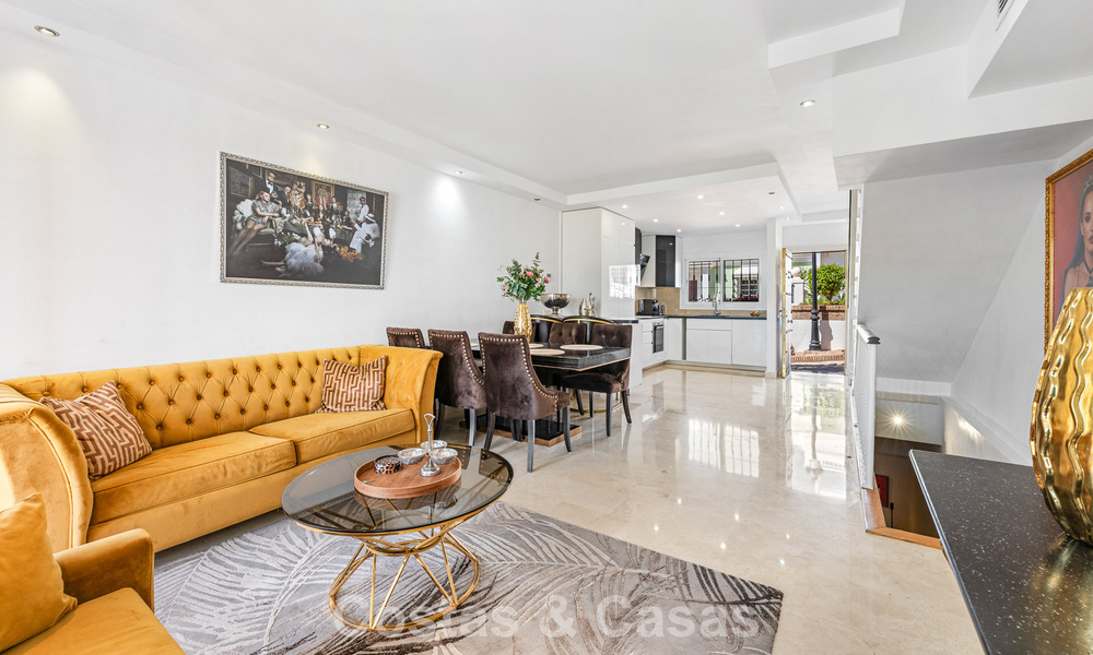 Prachtige rijwoning met panoramisch uitzicht te koop op loopafstand van talloze voorzieningen in Nueva Andalucia, Marbella 799515