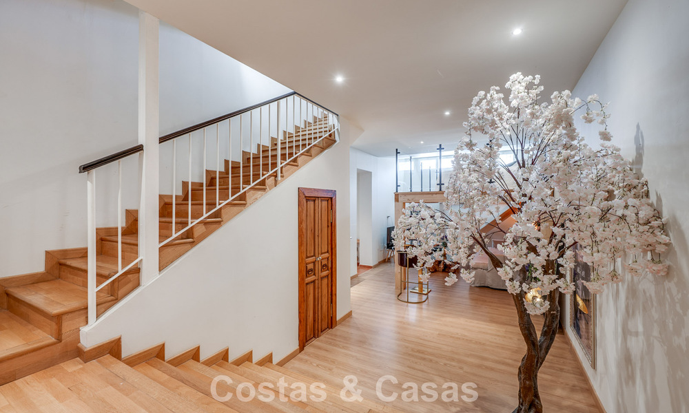 Prachtige rijwoning met panoramisch uitzicht te koop op loopafstand van talloze voorzieningen in Nueva Andalucia, Marbella 799526