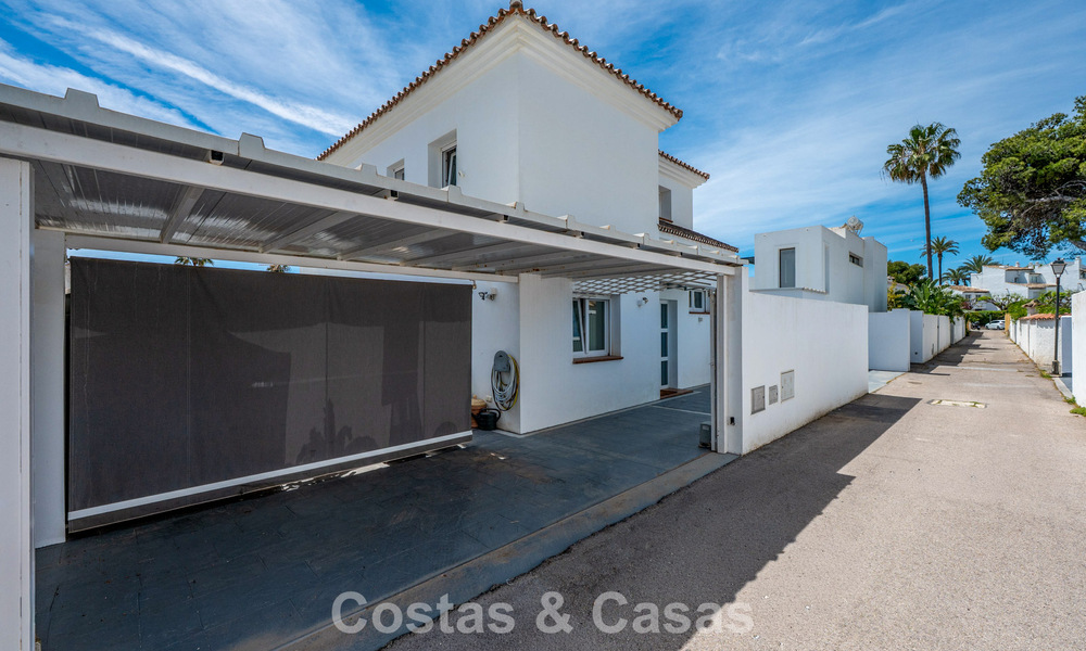 Instapklare, gemoderniseerde mediterrane villa te koop op enkele meters van het strand tussen Marbella en Estepona 799607
