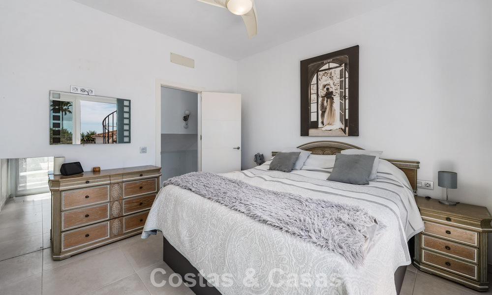 Instapklare, gemoderniseerde mediterrane villa te koop op enkele meters van het strand tussen Marbella en Estepona 799613