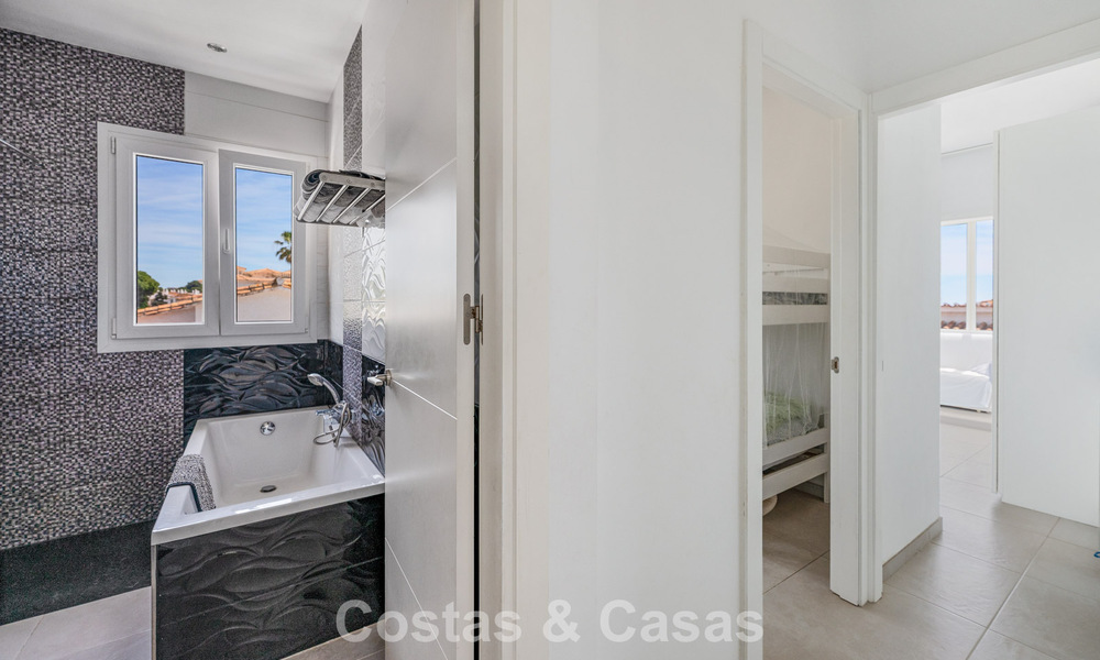 Instapklare, gemoderniseerde mediterrane villa te koop op enkele meters van het strand tussen Marbella en Estepona 799616