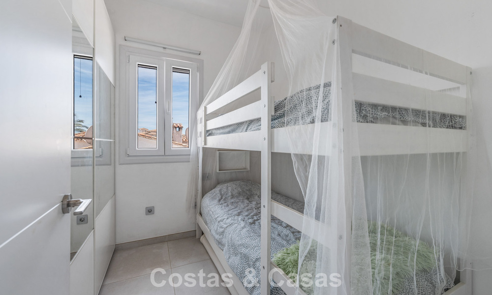 Instapklare, gemoderniseerde mediterrane villa te koop op enkele meters van het strand tussen Marbella en Estepona 799618