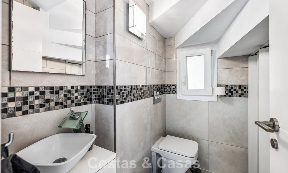 Instapklare, gemoderniseerde mediterrane villa te koop op enkele meters van het strand tussen Marbella en Estepona 799620