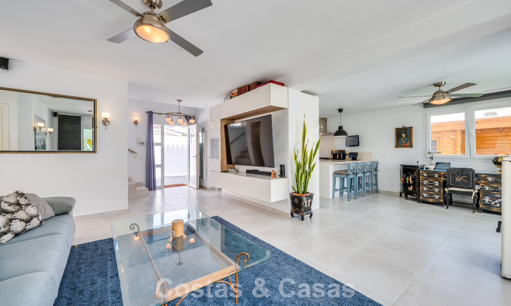 Instapklare, gemoderniseerde mediterrane villa te koop op enkele meters van het strand tussen Marbella en Estepona 799625