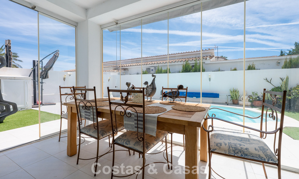 Instapklare, gemoderniseerde mediterrane villa te koop op enkele meters van het strand tussen Marbella en Estepona 799627