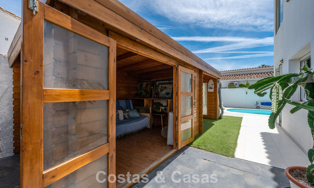 Instapklare, gemoderniseerde mediterrane villa te koop op enkele meters van het strand tussen Marbella en Estepona 799628