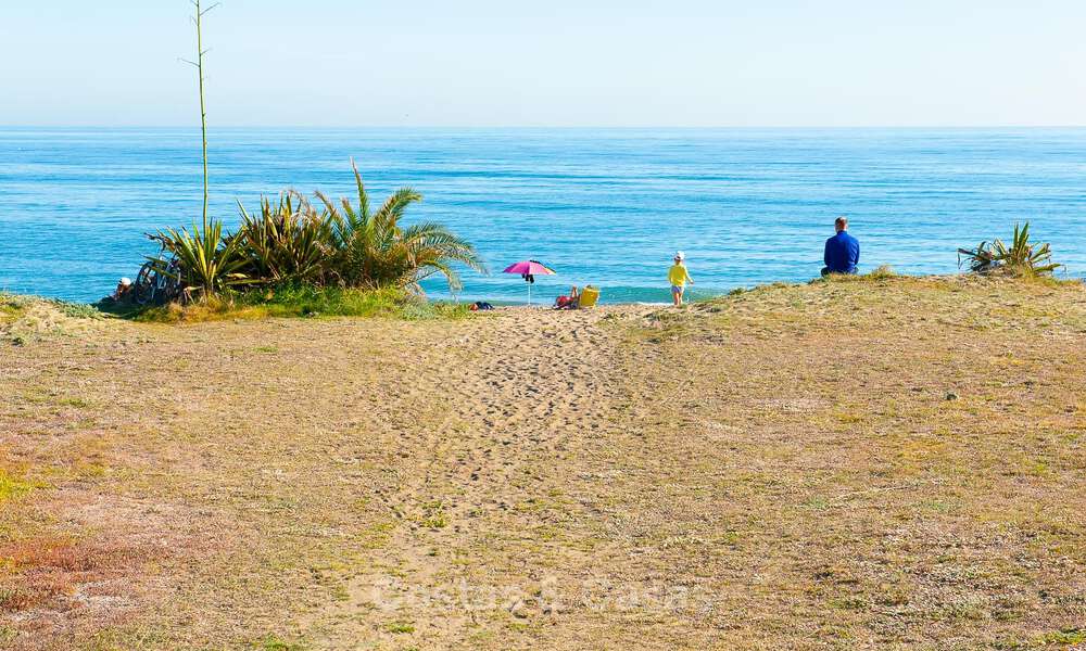 Instapklare, gemoderniseerde mediterrane villa te koop op enkele meters van het strand tussen Marbella en Estepona 799750