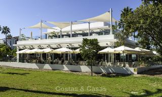 Instapklare, gemoderniseerde mediterrane villa te koop op enkele meters van het strand tussen Marbella en Estepona 799754 