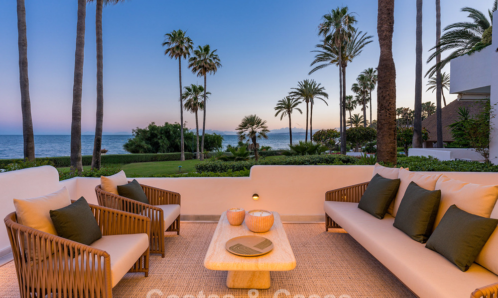 Exclusief gerenoveerd frontlinie strand appartement met direct zeezicht te koop op de New Golden Mile, Estepona Oost 799554