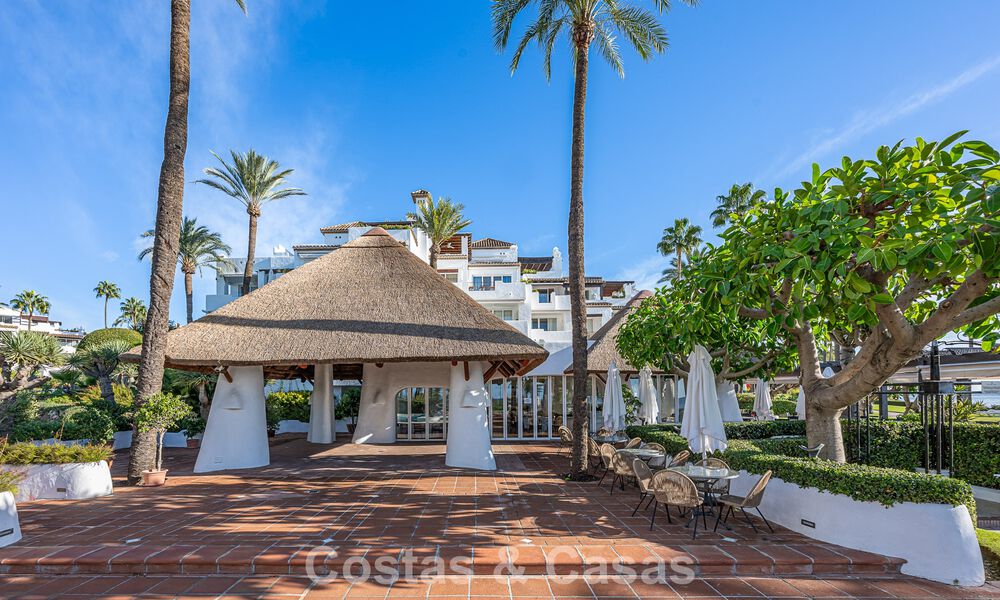 Exclusief gerenoveerd frontlinie strand appartement met direct zeezicht te koop op de New Golden Mile, Estepona Oost 799558