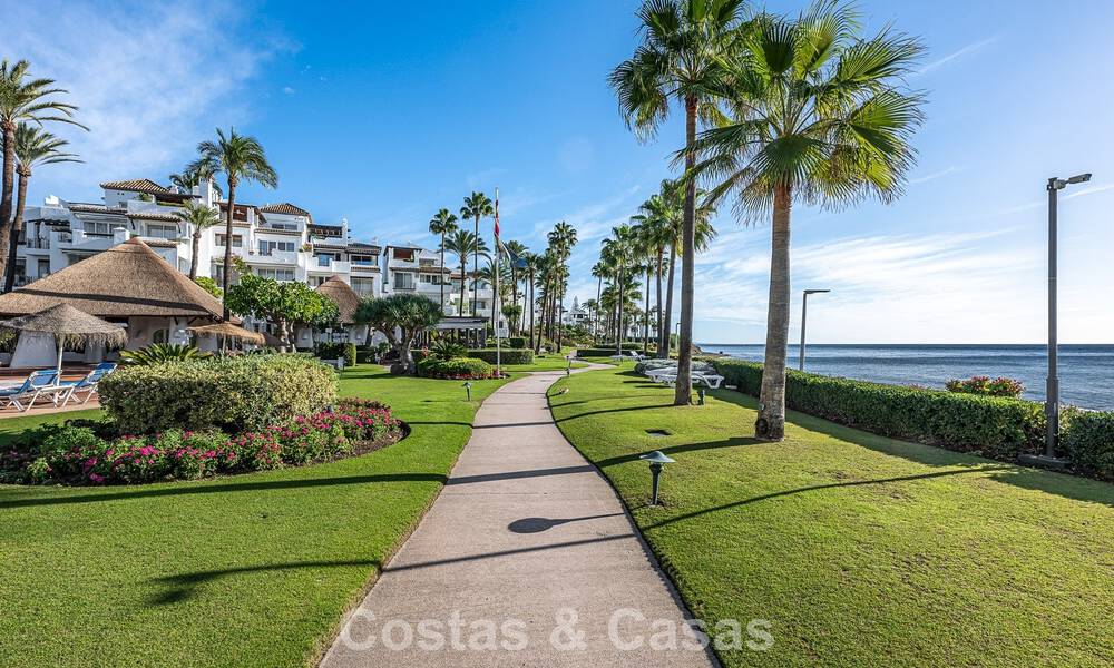 Exclusief gerenoveerd frontlinie strand appartement met direct zeezicht te koop op de New Golden Mile, Estepona Oost 799559