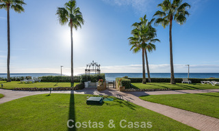 Exclusief gerenoveerd frontlinie strand appartement met direct zeezicht te koop op de New Golden Mile, Estepona Oost 799560 