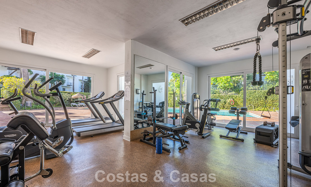 Exclusief gerenoveerd frontlinie strand appartement met direct zeezicht te koop op de New Golden Mile, Estepona Oost 799561