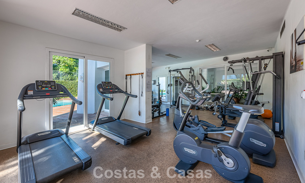 Exclusief gerenoveerd frontlinie strand appartement met direct zeezicht te koop op de New Golden Mile, Estepona Oost 799562