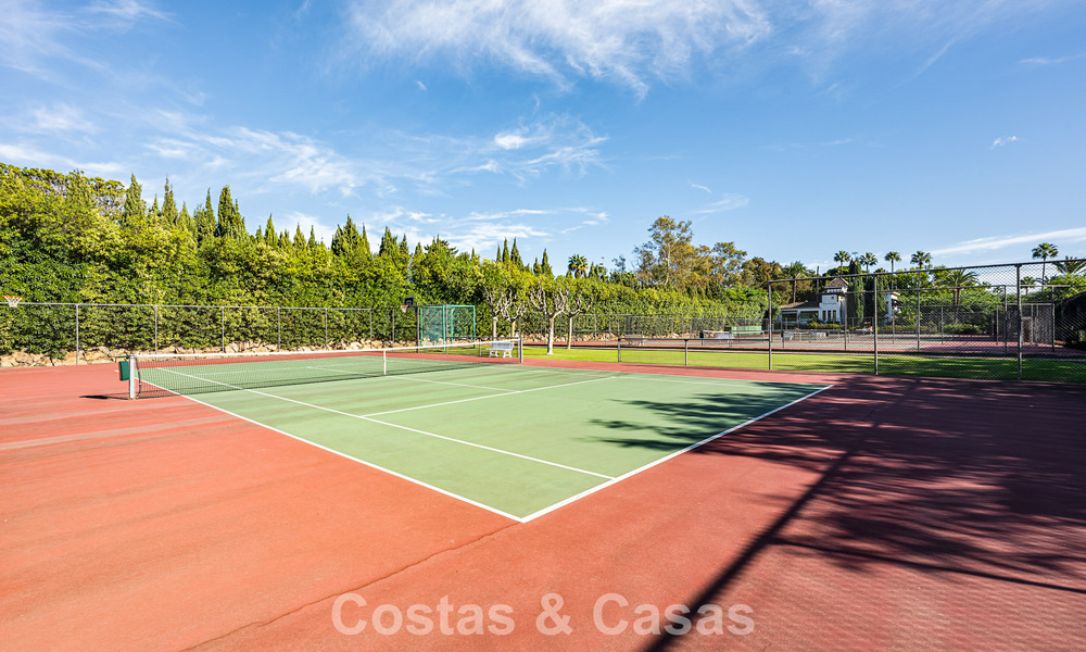 Exclusief gerenoveerd frontlinie strand appartement met direct zeezicht te koop op de New Golden Mile, Estepona Oost 799564