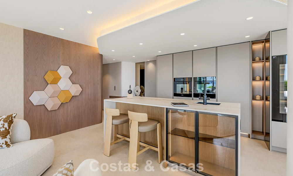 Exclusief gerenoveerd frontlinie strand appartement met direct zeezicht te koop op de New Golden Mile, Estepona Oost 799569