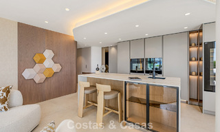 Exclusief gerenoveerd frontlinie strand appartement met direct zeezicht te koop op de New Golden Mile, Estepona Oost 799569 