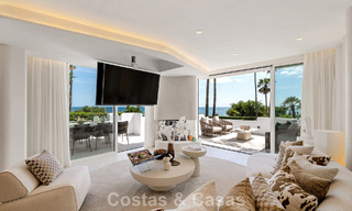 Exclusief gerenoveerd frontlinie strand appartement met direct zeezicht te koop op de New Golden Mile, Estepona Oost 799572 
