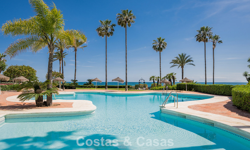Exclusief gerenoveerd frontlinie strand appartement met direct zeezicht te koop op de New Golden Mile, Estepona Oost 799579