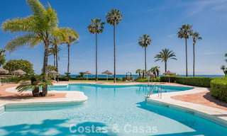 Exclusief gerenoveerd frontlinie strand appartement met direct zeezicht te koop op de New Golden Mile, Estepona Oost 799579 