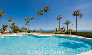 Exclusief gerenoveerd frontlinie strand appartement met direct zeezicht te koop op de New Golden Mile, Estepona Oost 799580 