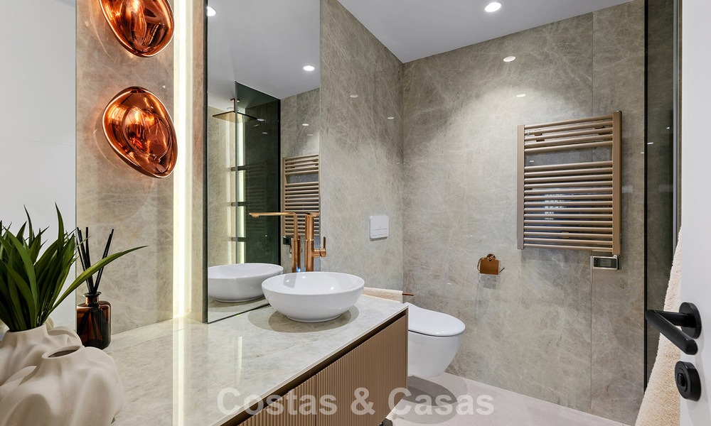Exclusief gerenoveerd frontlinie strand appartement met direct zeezicht te koop op de New Golden Mile, Estepona Oost 799581