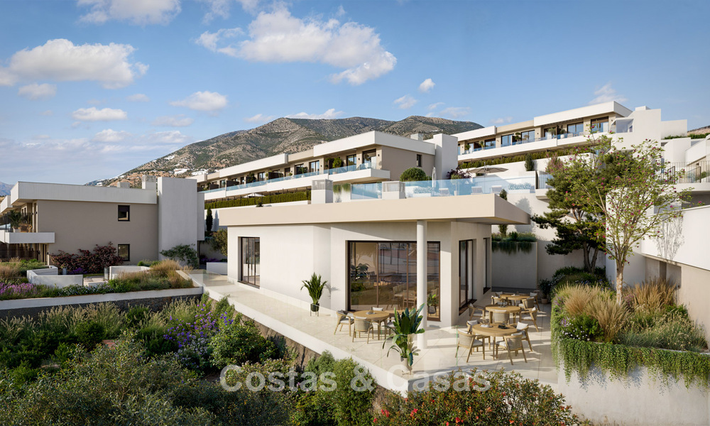 Moderne nieuwbouwhuizen met berg- en zeezicht te koop in een resort-stijl complex in Fuengirola, Costa del Sol 799594