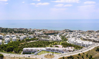 Moderne nieuwbouwhuizen met berg- en zeezicht te koop in een resort-stijl complex in Fuengirola, Costa del Sol 799595 