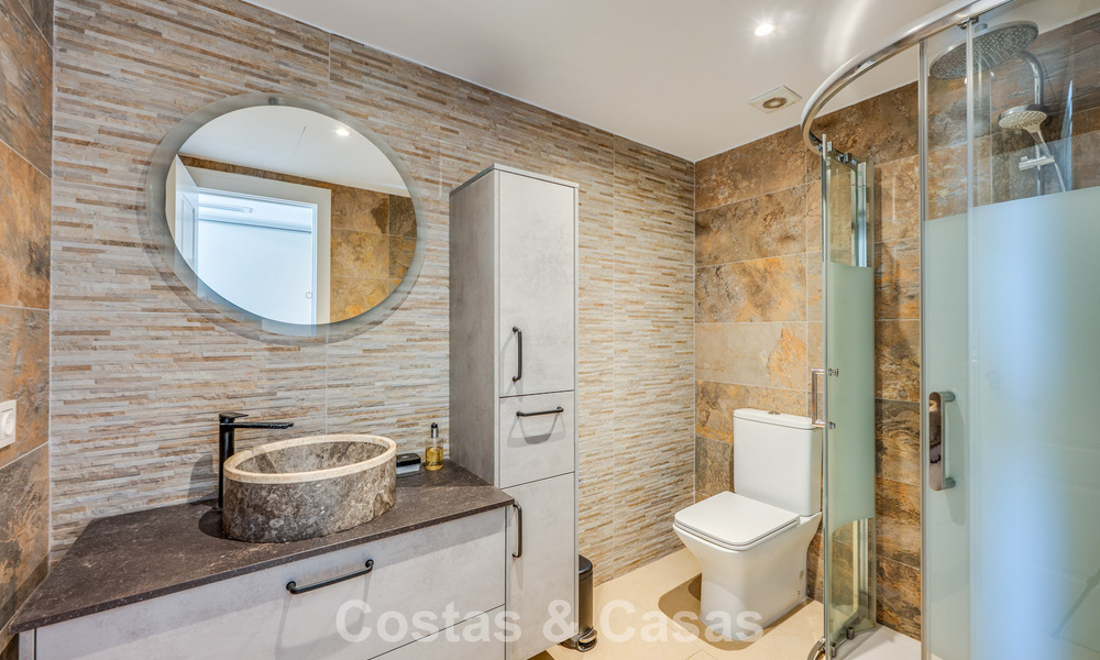 Gerenoveerd, frontline golf appartement te koop dicht bij alle voorzieningen in Guadalmina Alta en San Pedro, Marbella 799693