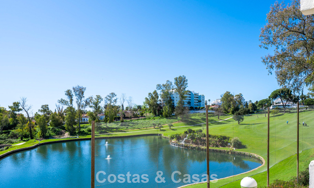 Gerenoveerd, frontline golf appartement te koop dicht bij alle voorzieningen in Guadalmina Alta en San Pedro, Marbella 799703