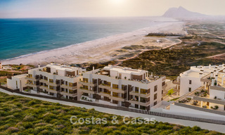 Lancering! Eerstelijnsstrand, luxe appartementen en rijwoningen met zeezicht te koop nabij Sotogrande, Costa del Sol 799732 