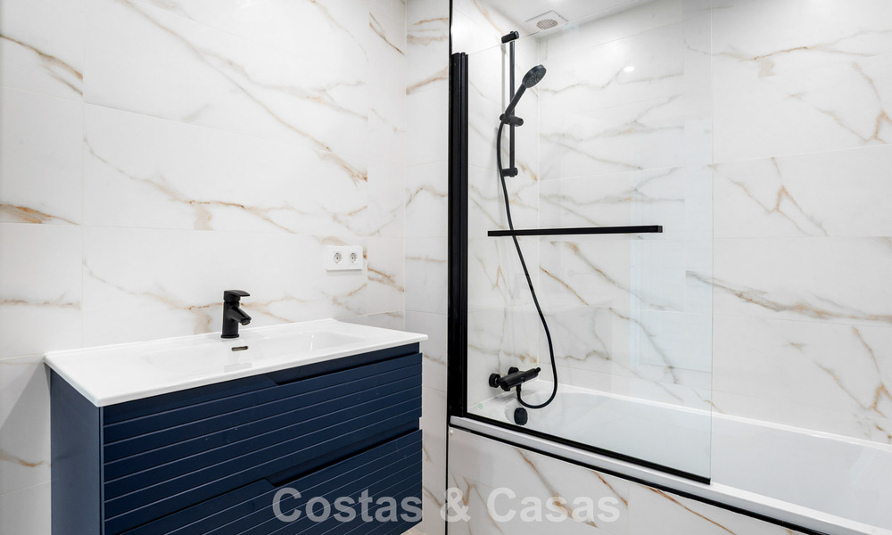 Elegante gelijkvloers appartement met zeezicht in Nueva Andalucia, op wandelafstand van Puerto Banus, Marbella 799763