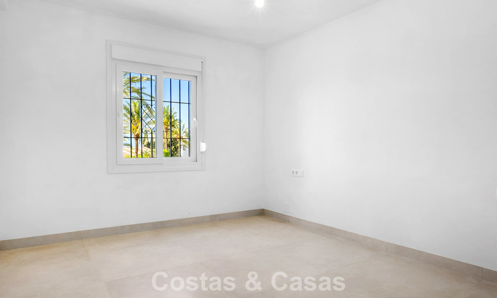 Elegante gelijkvloers appartement met zeezicht in Nueva Andalucia, op wandelafstand van Puerto Banus, Marbella 799767
